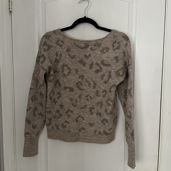 ABERCROMBIE & FITCH LEOPARD PRINT SWEATER - Picture 3 of 4